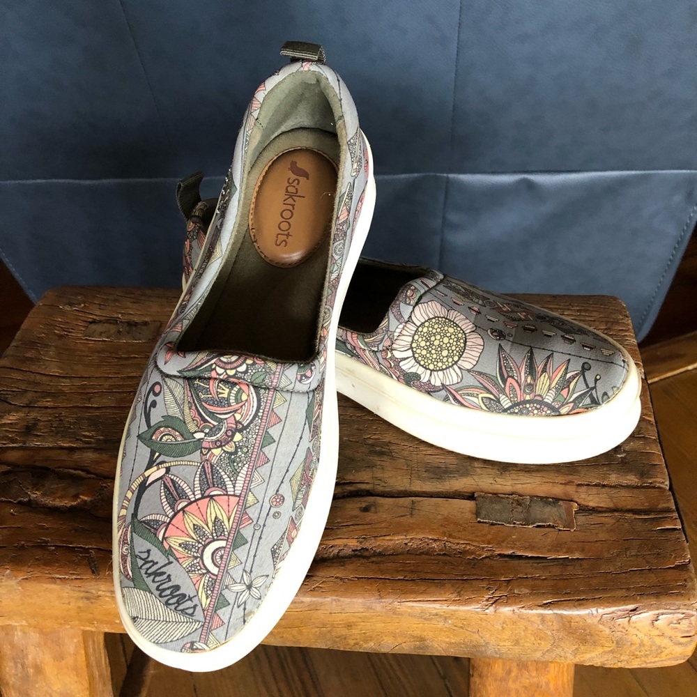 SAKROOTS slip on shoes Size 7.5
